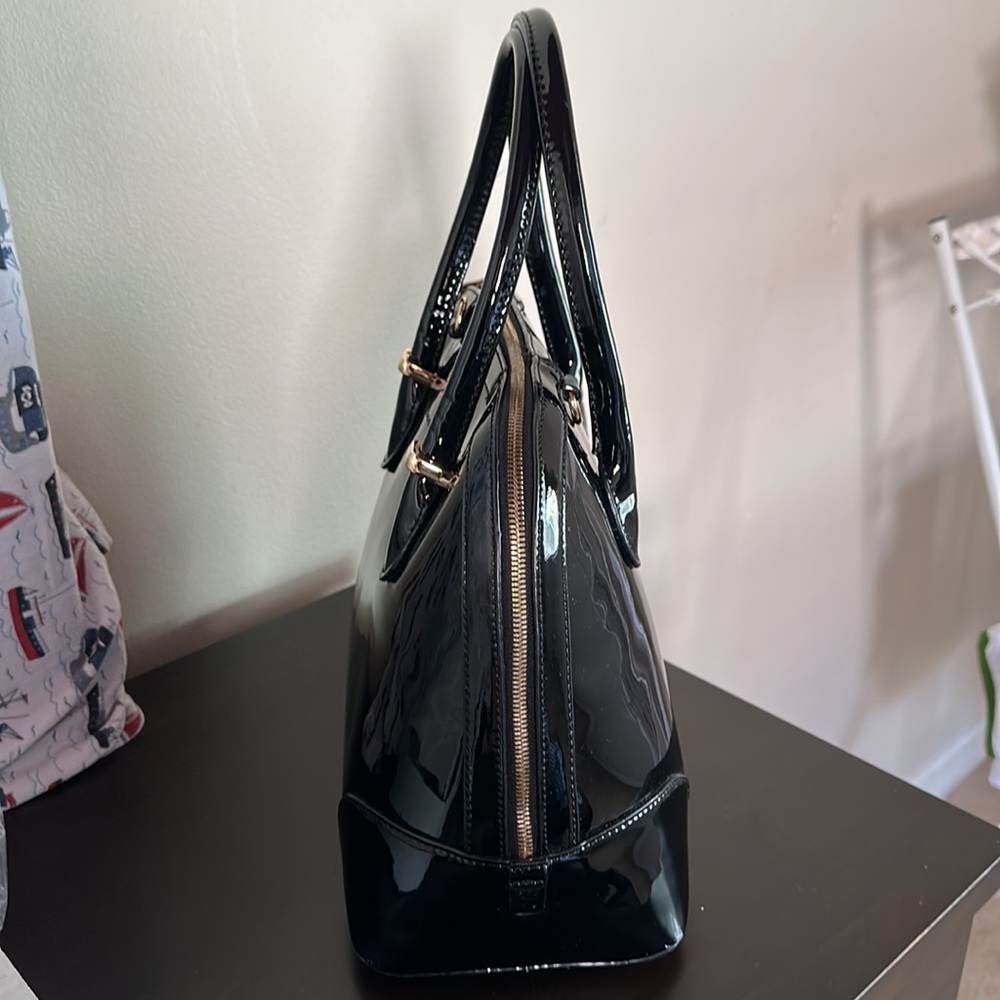 A purse - Picture 3 of 13